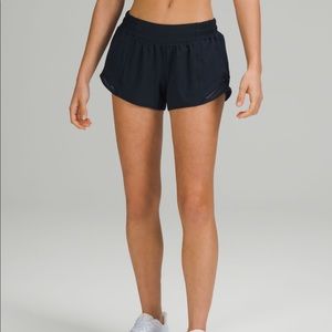 Lulu lemon hotty-hot low-rise lined shorts in black size 4